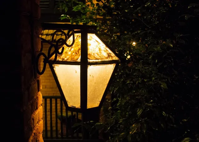 landscape-lighting-of-lenexa-cafe-lighting-2_1_orig-1100x785-640w
